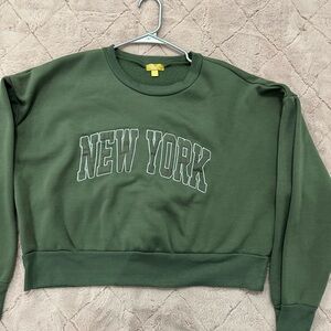 hey babes selling this cute cropped hoodie ! Don’t miss out